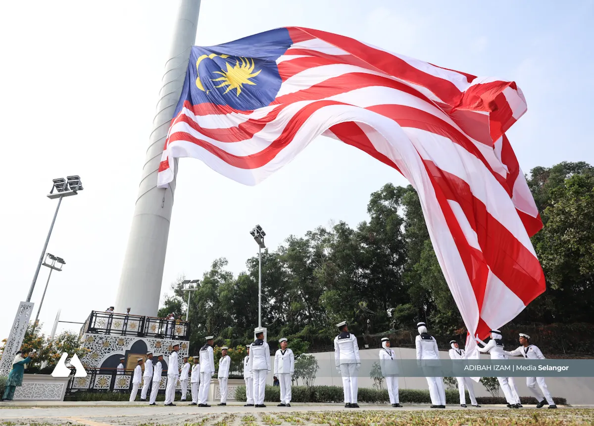 Upacara Menurunkan Jalur Gemilang dan Mengibarkan Bendera Selangor
