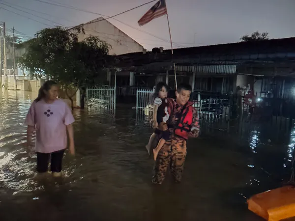 Flash floods hit several locations in Shah Alam, Klang