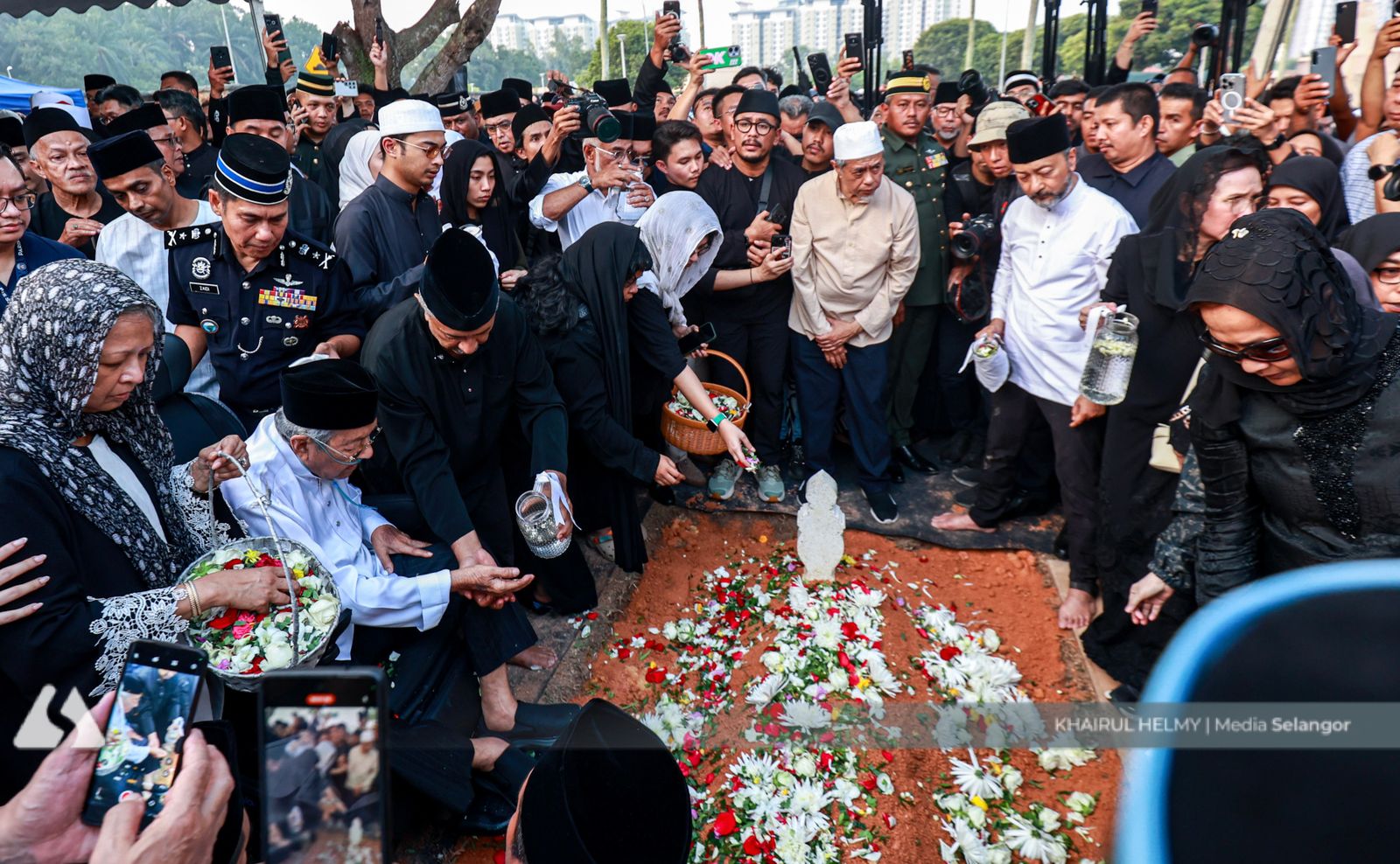 Seven decades together, Tun Dr Mahathir weeps as Tun Dr Siti Hasmah laid to rest