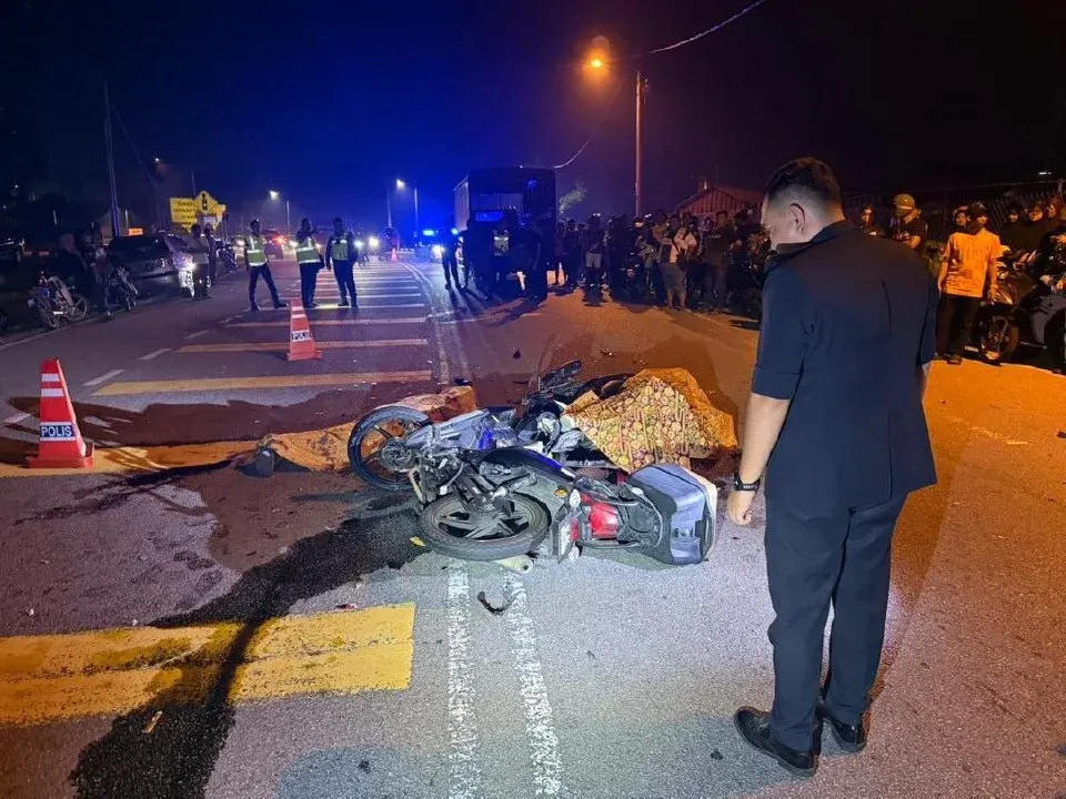 望万两摩托车相撞　2骑士当场死亡