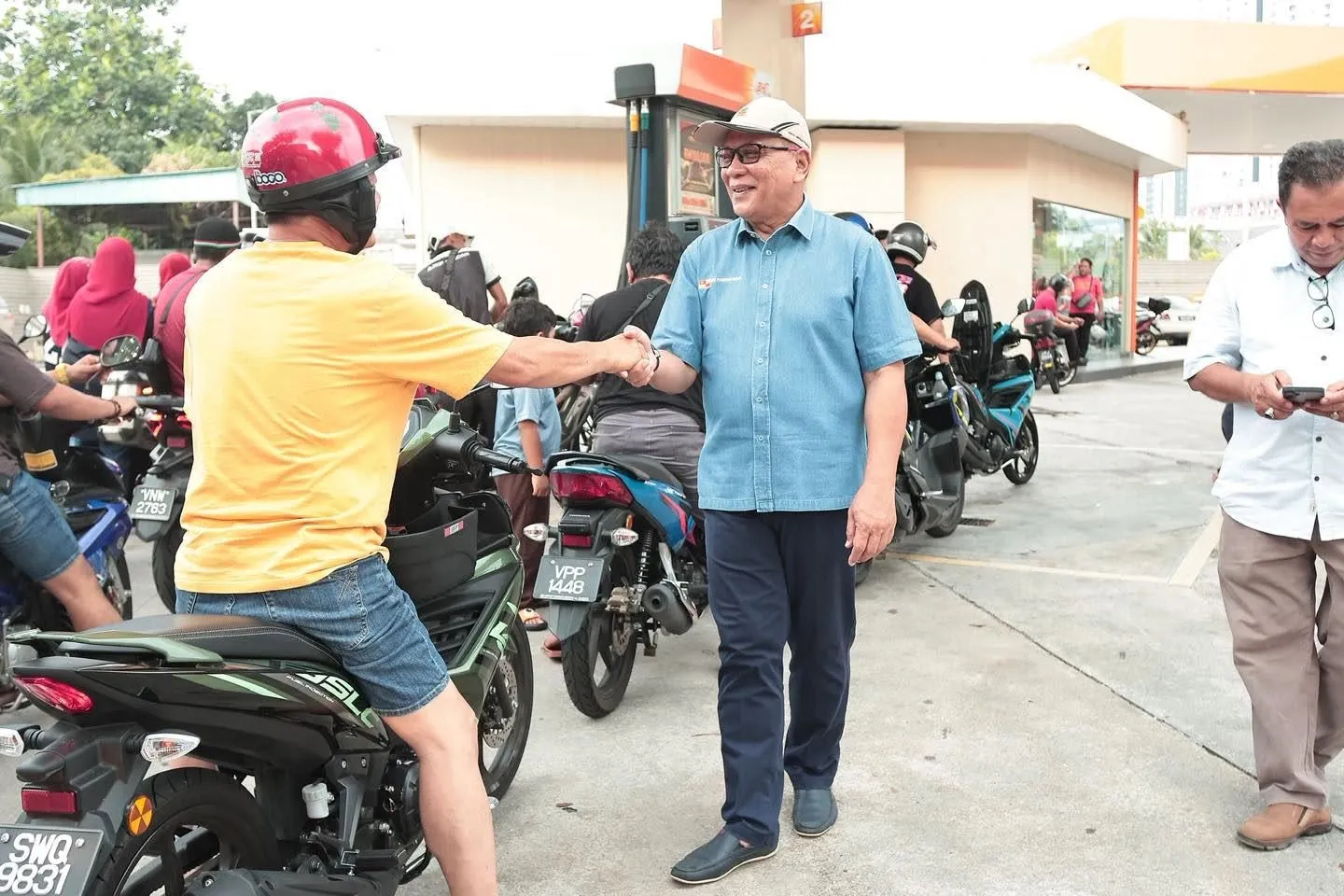 Pengguna motosikal terima manfaat isi minyak percuma DUN Pandan Indah