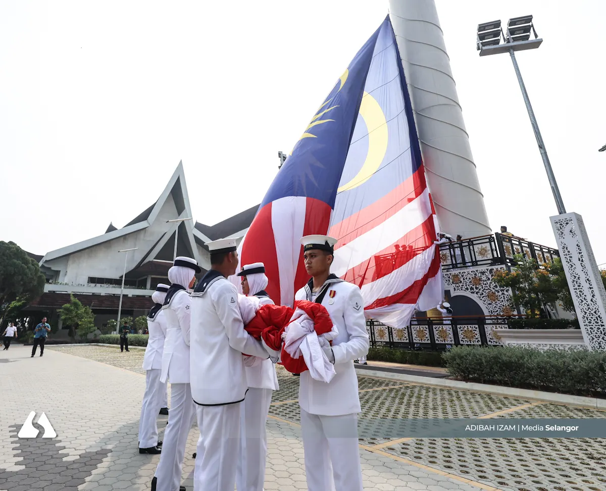 Bendera Selangor kembali berkibar di tiang tertinggi di Asia Tenggara