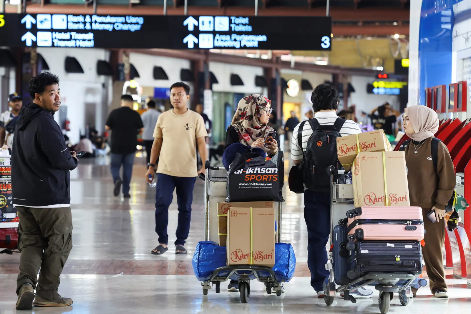 Hampir 30,000 penumpang, lebih 240 penerbangan terjejas akibat debu Anak Krakatau