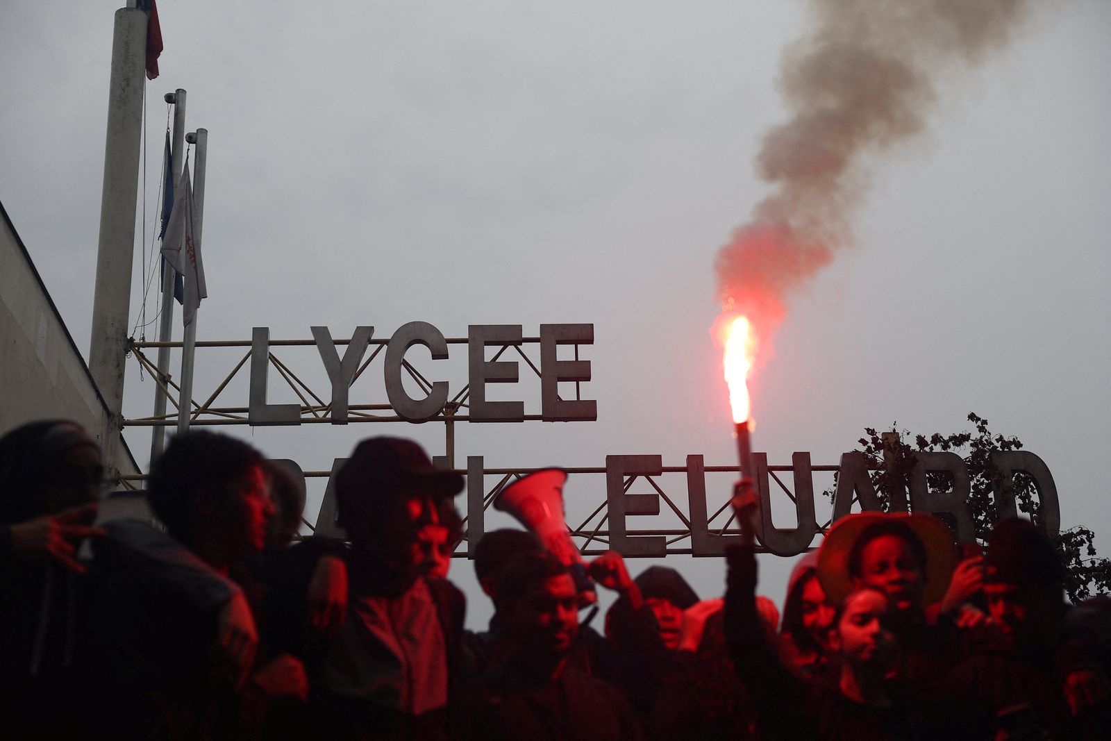 Injuries, arrests as high school students keep up blockade of French schools
