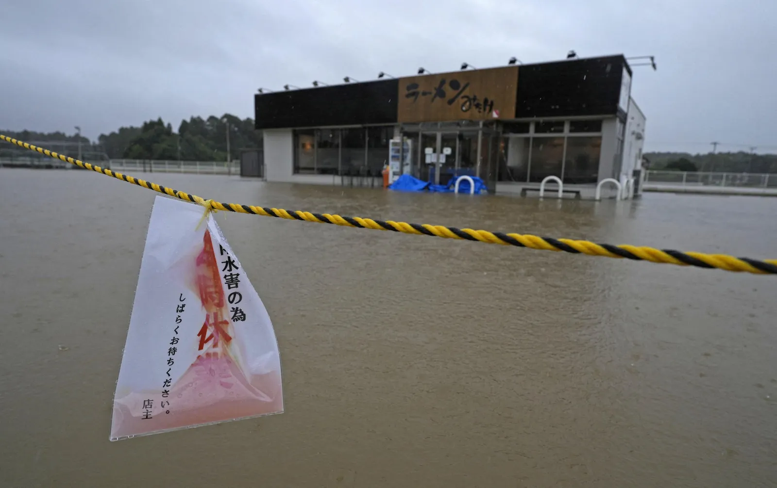 Typhoon Dujuan threatens Tokyo region with rain, violent winds