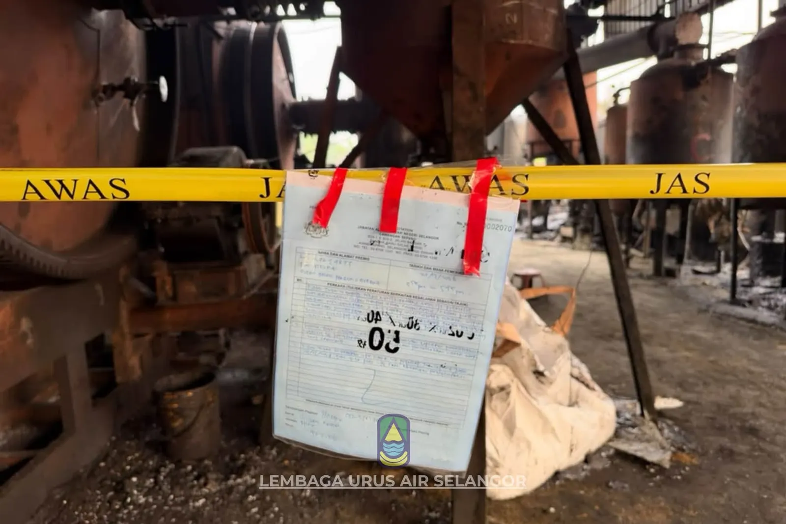 LUAS kesan aliran berwarna, sisa minyak di Telok Panglima Garang