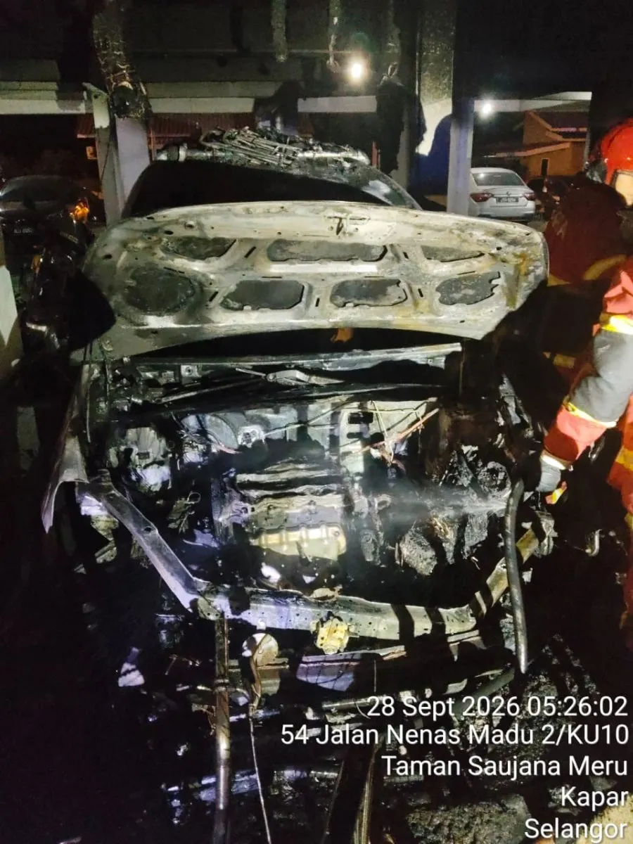 加埔公寓停车场凌晨失火 烧毁2轿车1摩托