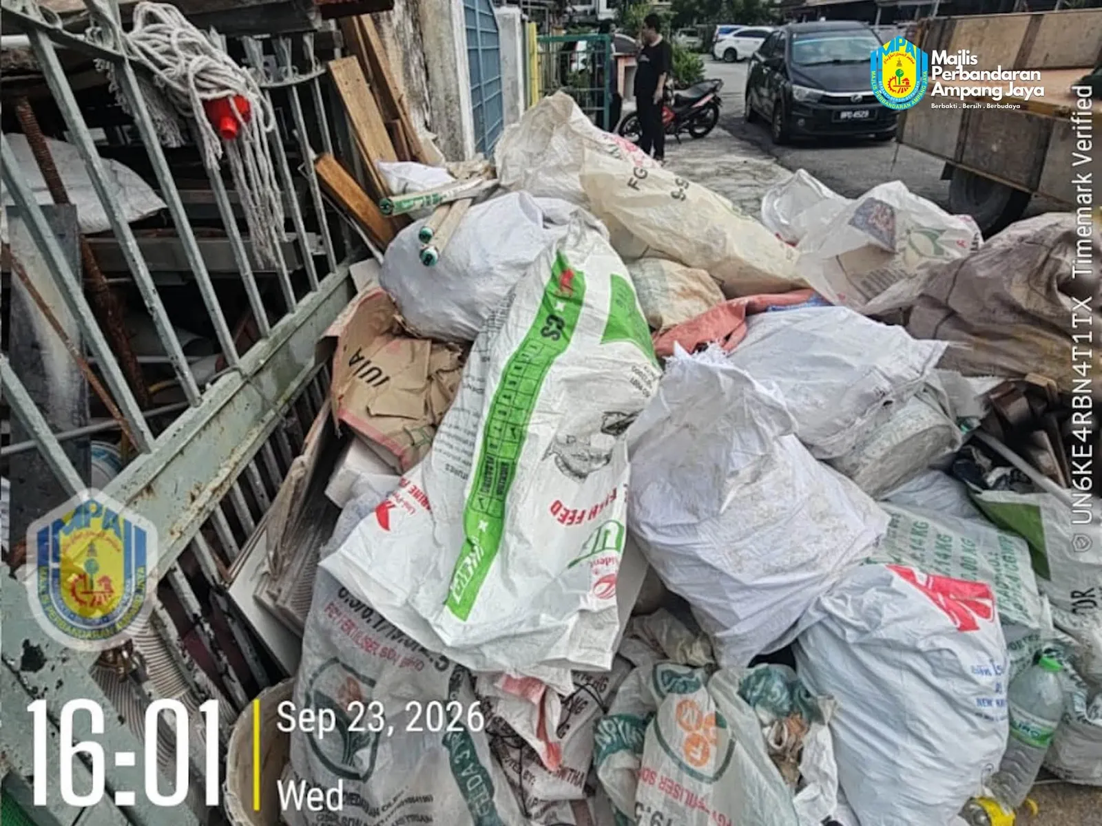 MPAJ kompaun pemilik premis meletakkan sisa binaan di bahu jalan