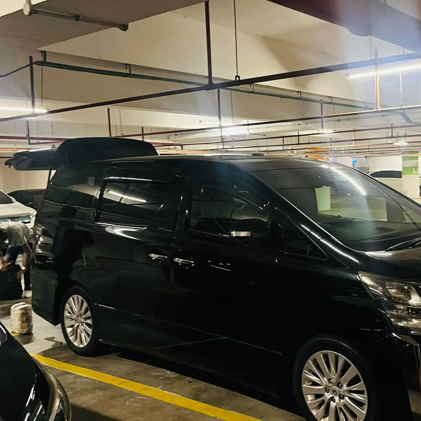 涉嫌在KLIA2非法载客 Vellfire休旅车司机被扣查