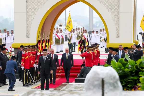 Sultan Ibrahim welcomes Jordan's King Abdullah II at Istana Negara