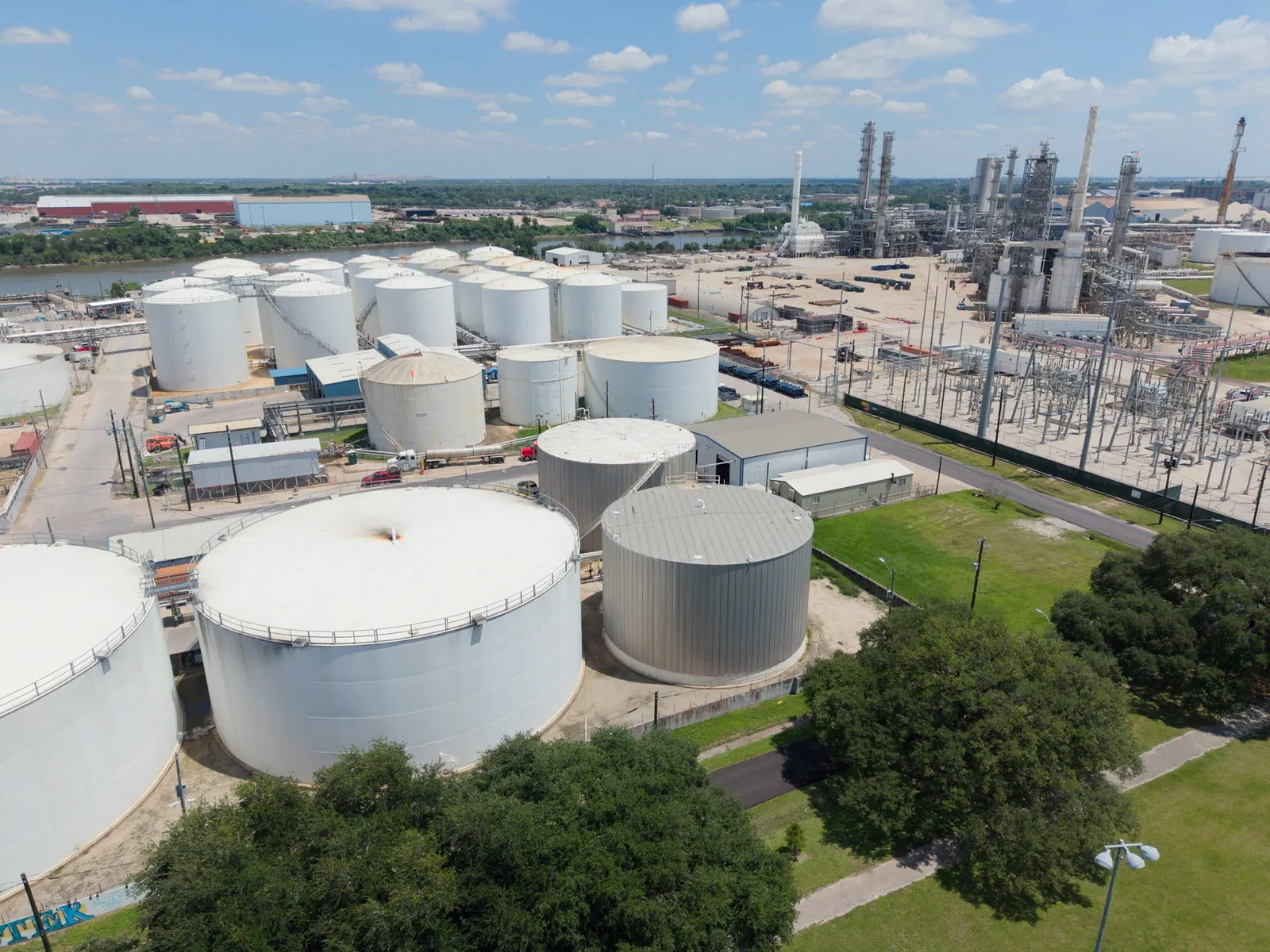 Freight squeeze leaves heavy oil glut in Americas while Asia, Europe scramble