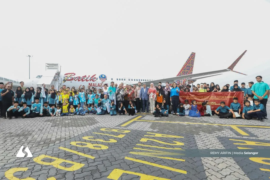 Sultan Sharafuddin takes orphans on flight