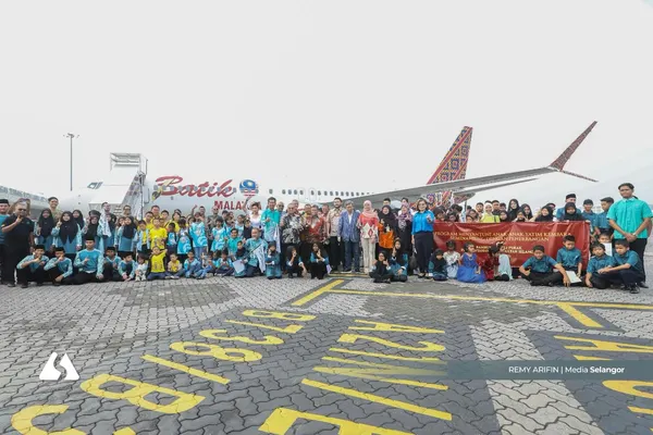 Sultan Sharafuddin takes orphans on flight