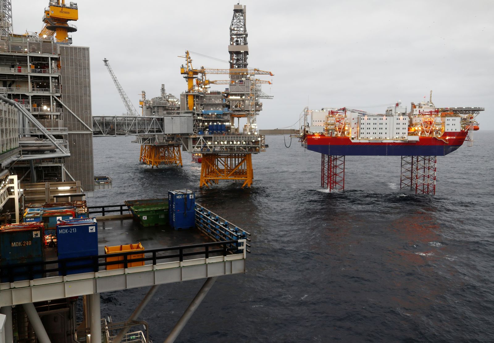 Oil price drops more than two pct on talks over diesel, crude stock releases