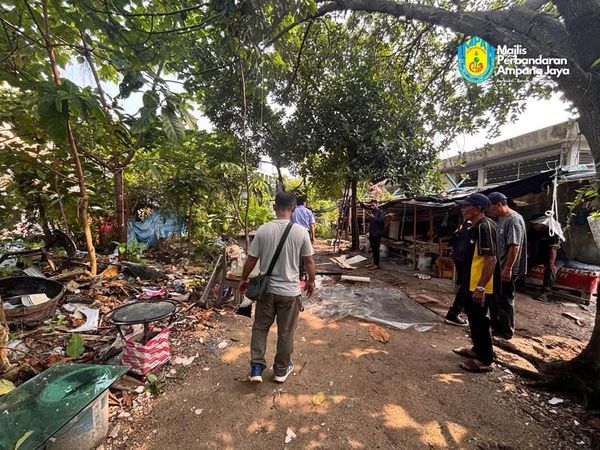 Kawasan lapang disalah guna, MPAJ roboh pondok haram