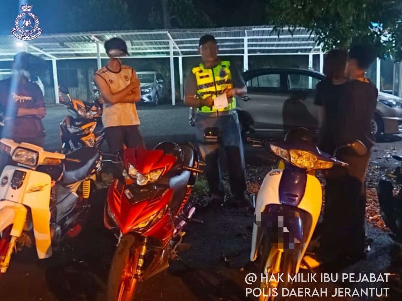 深夜骑摩哆翘头行驶　2少年遭警方逮捕