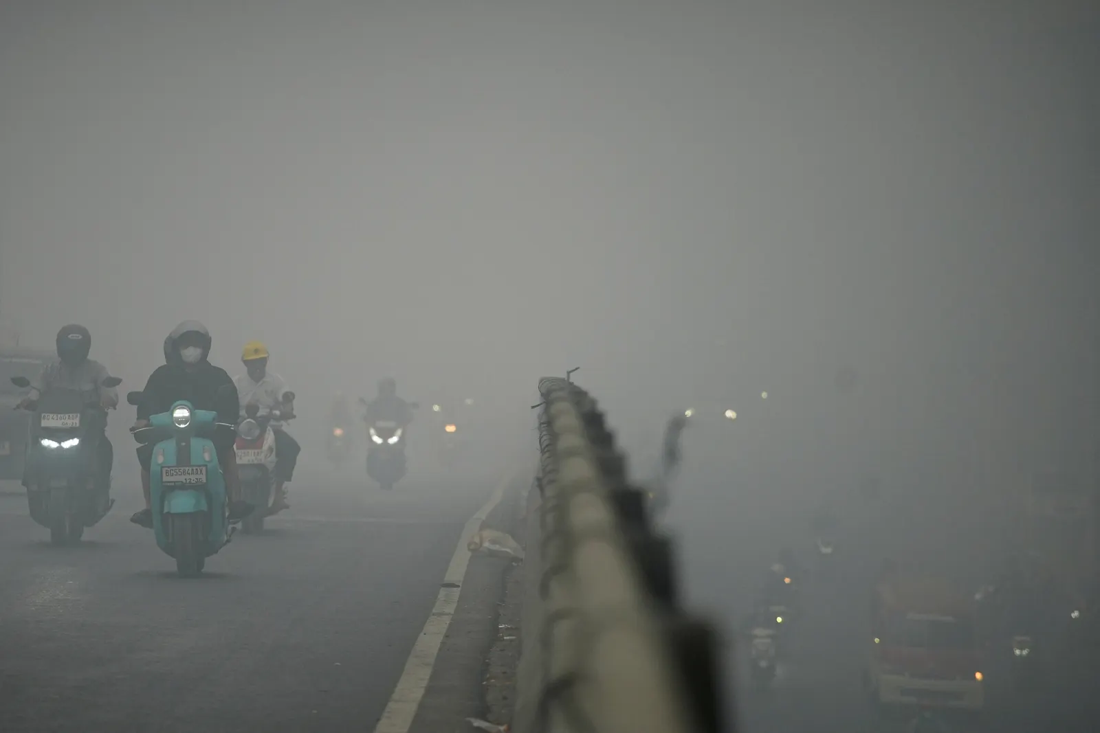 Prabowo ready to accept foreign aid to combat fires, minister says