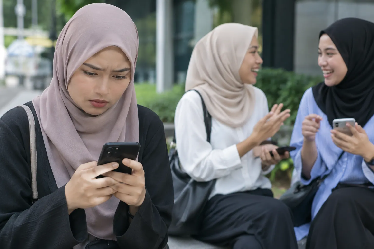 Duduk bertiga, berbisik berdua: Adab yang semakin dilupakan dalam era media sosial