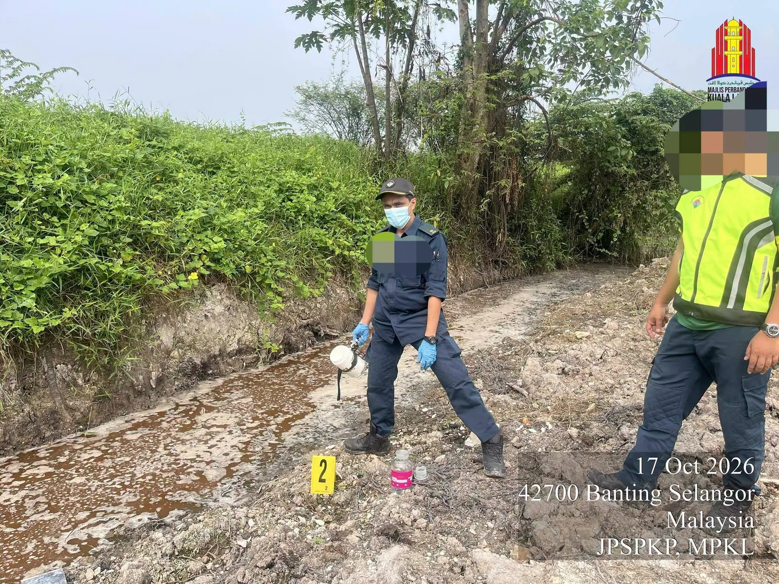 Aduan air hitam di parit Bukit Changgang, premis kitar semula disiasat