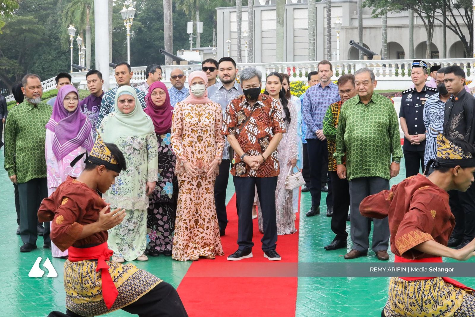 Sultan of Selangor welcomes 1,500 orphans, spastic children at palace