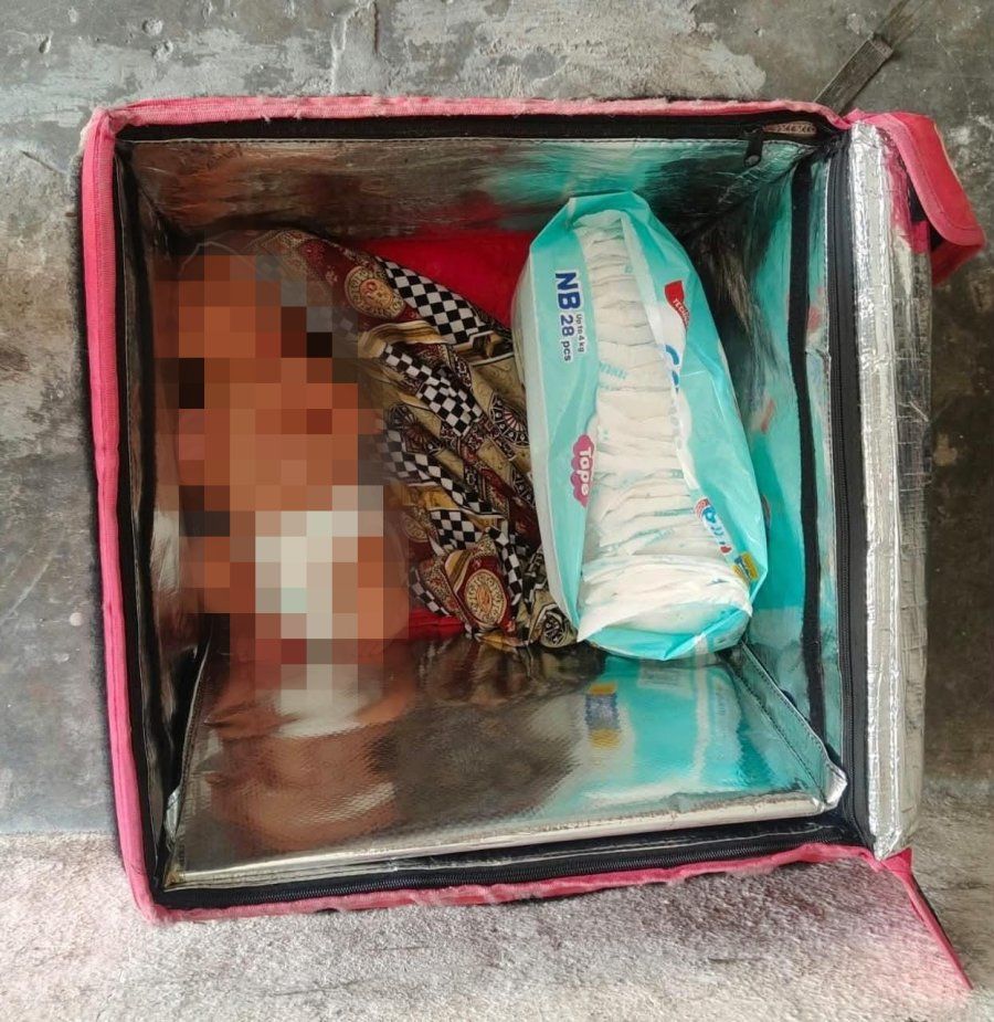 கோம்பாக் அடுக்குமாடி குடியிருப்பின் படிக்கட்டுக்கு கீழே பெட்டிக்குள் ஆண் குழந்தை உயிருடன் மீட்பு