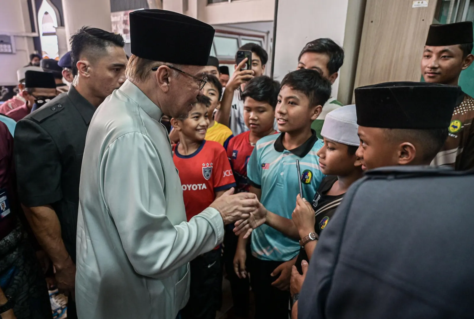 Anwar seru ibu bapa pantau anak, jangan serah sepenuhnya kepada kerajaan, sekolah