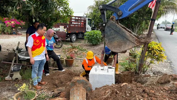 Four LED solar lights installed in Sekinchan to enhance resident safety