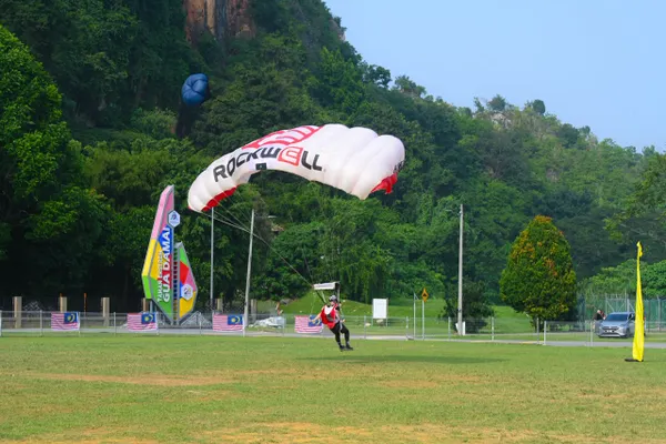 Gua Damai International Base Jump 2026 kembali gegarkan Selayang