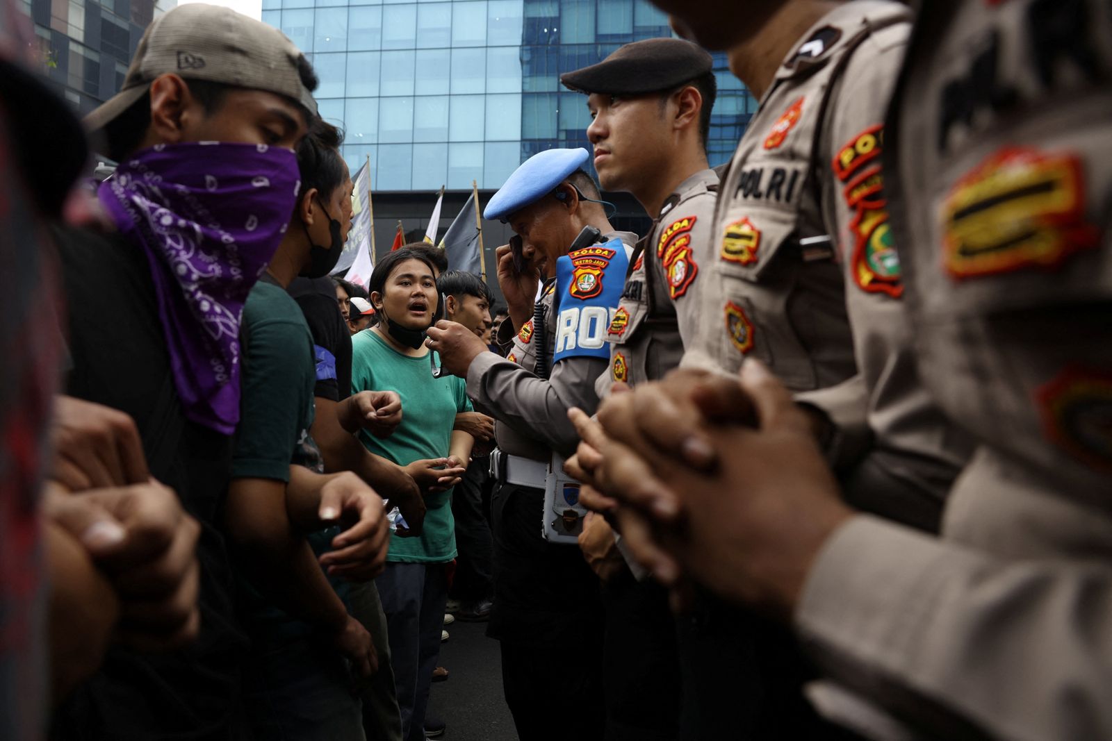 As forest fires rage, hundreds of Indonesian students protest govt response