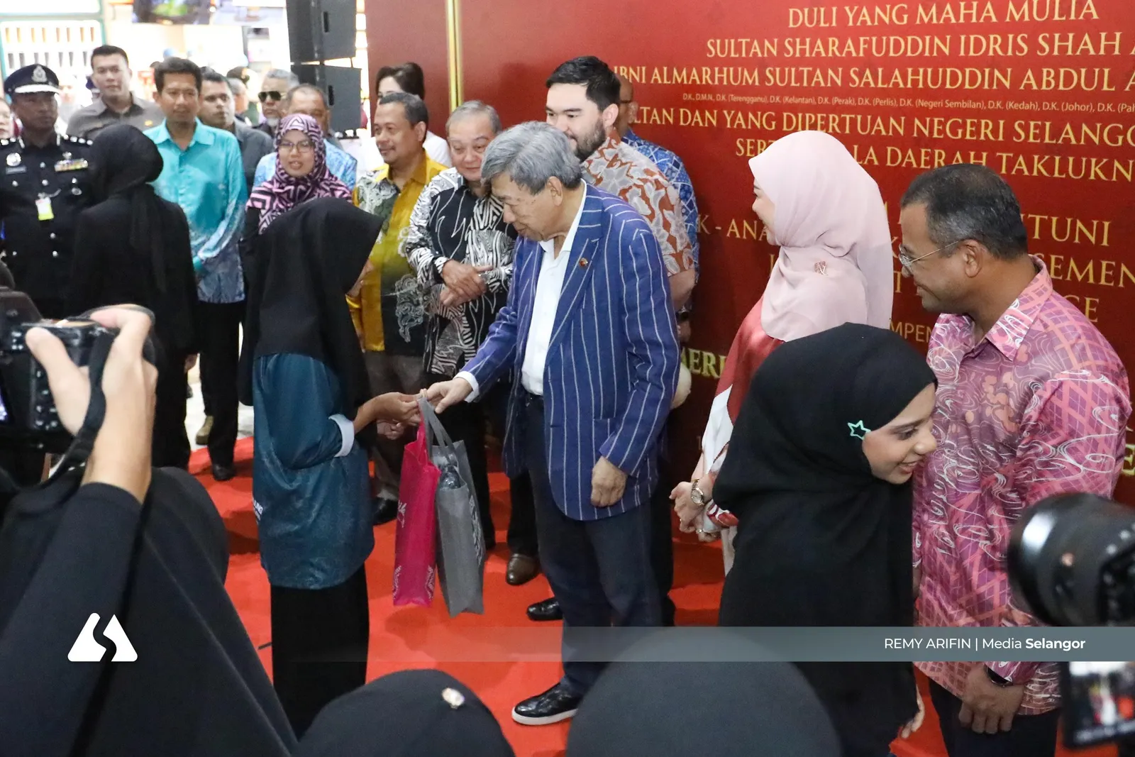 Sultan Sharafuddin takes orphans on flight