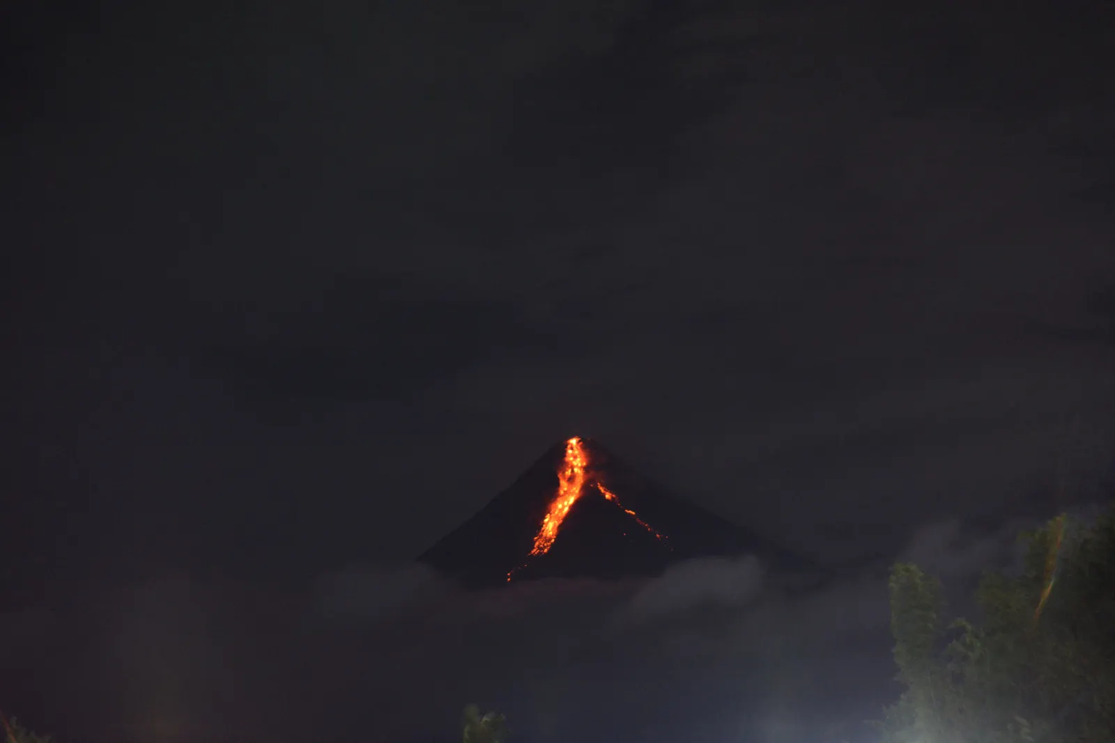 Philippines raises alert level as Mayon volcano erupts
