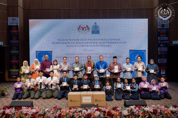 Queen donates 376,000 facemasks to schoolchildren in KL, Putrajaya