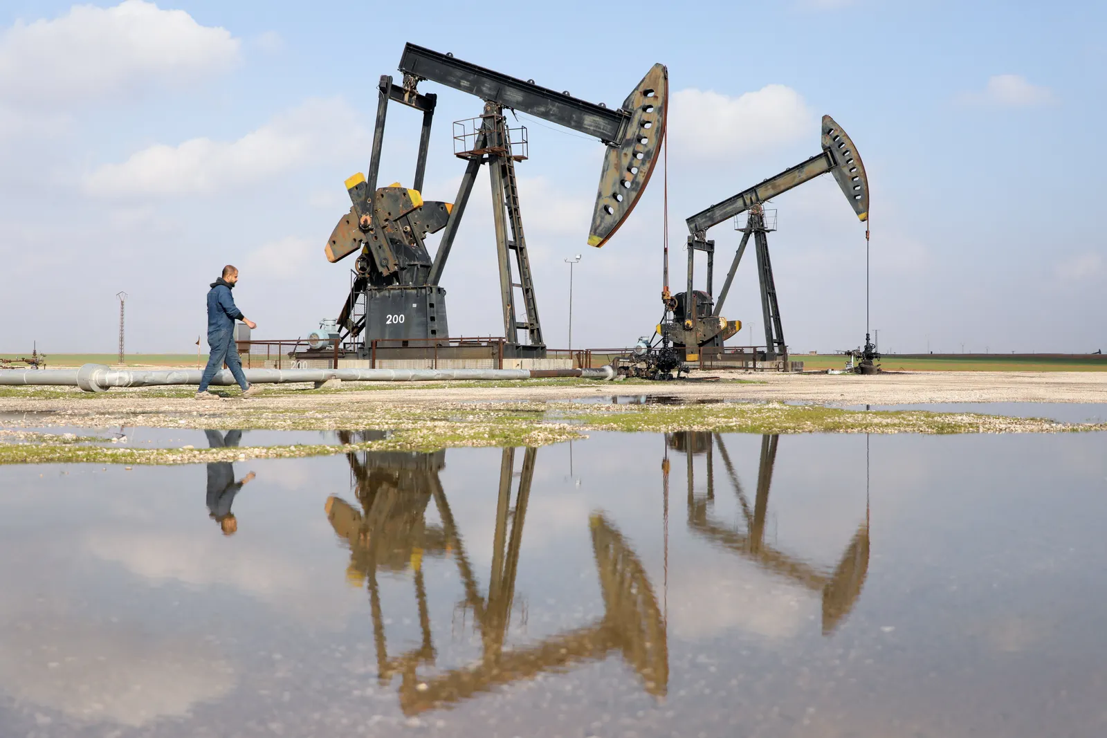 Oil eases on Middle East diplomacy hopes, Saudi attacks keep supply worries alive