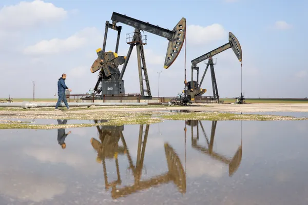 Oil eases on Middle East diplomacy hopes, Saudi attacks keep supply worries alive