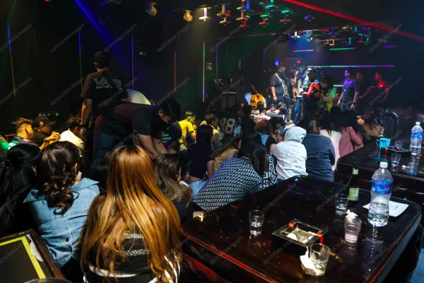 突击富都娱乐中心捕190外籍男女 包厢有白色粉末、安全套