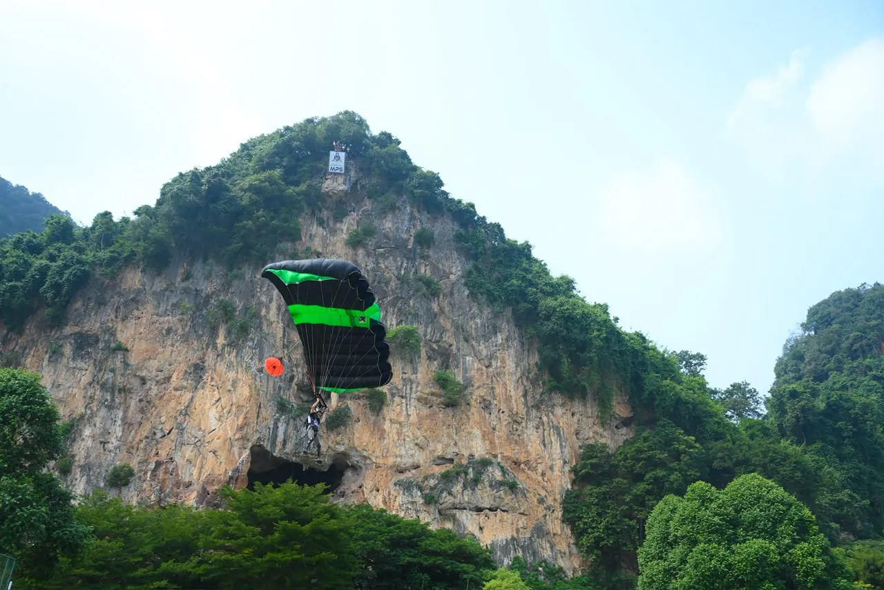 Gua Damai International Base Jump 2026 kembali gegarkan Selayang