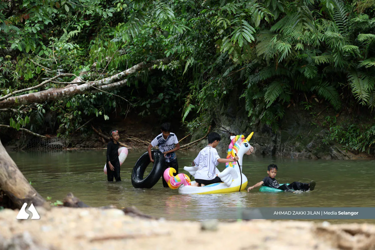 Demi sungai dan kelip-kelip, suami isteri pilih alam berbanding untung