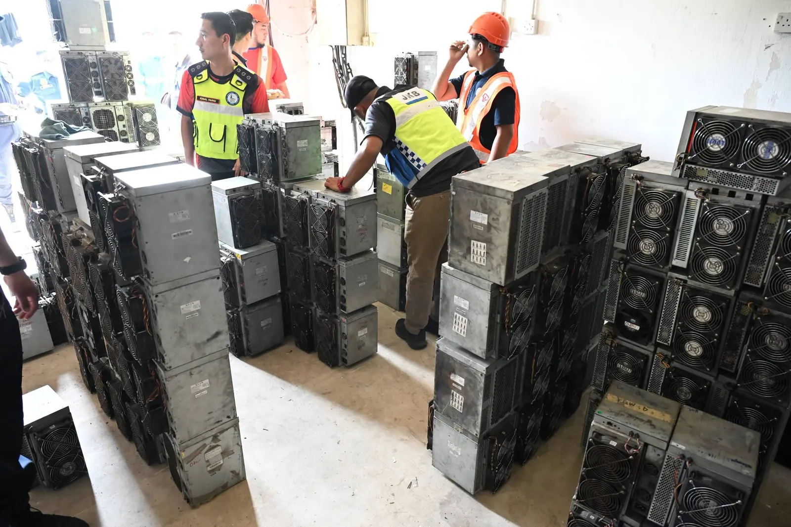 Tiga lokasi operasi Bitcoin di Bestari Jaya diserbu