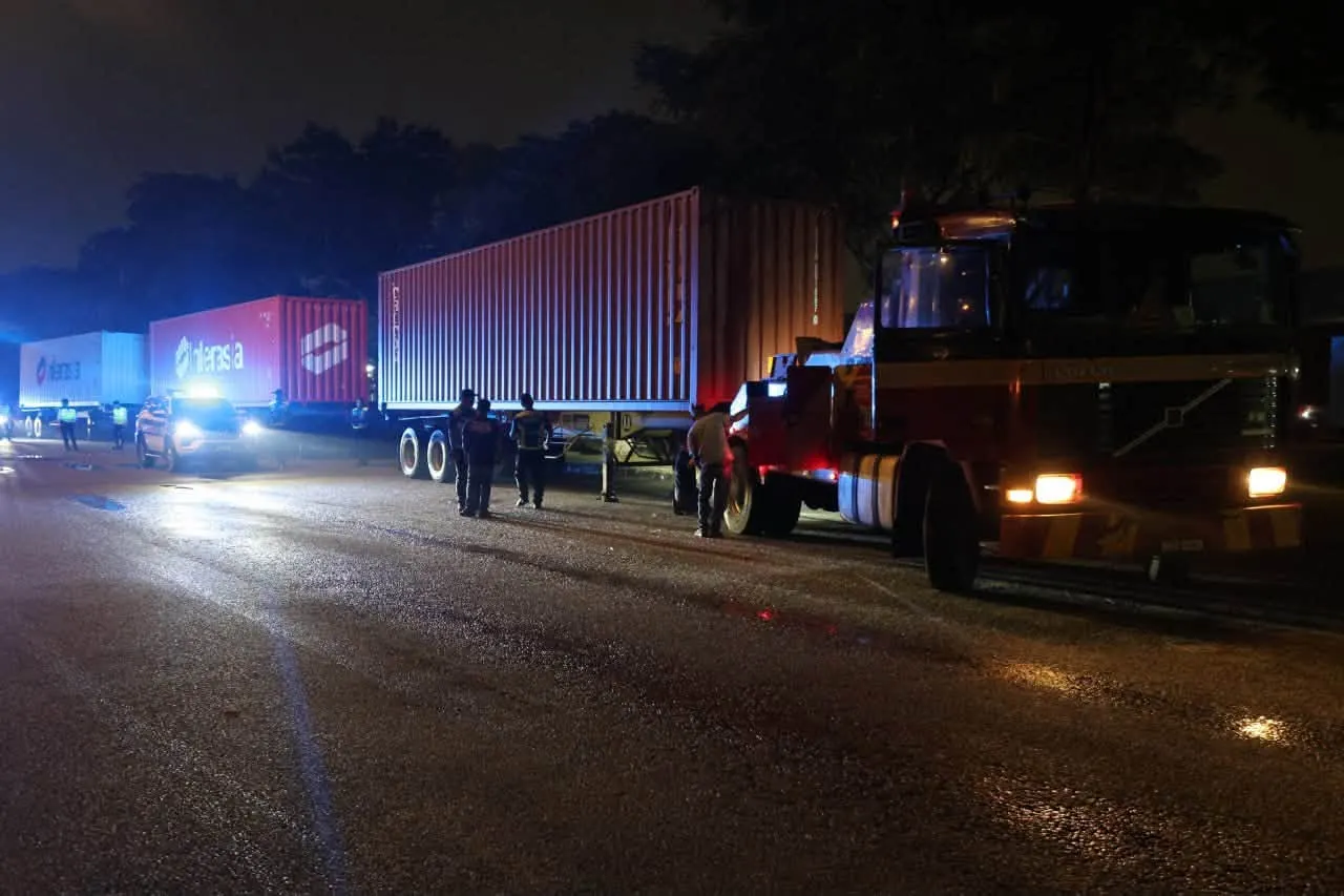 Six container lorries towed in Shah Alam illegal parking crackdown