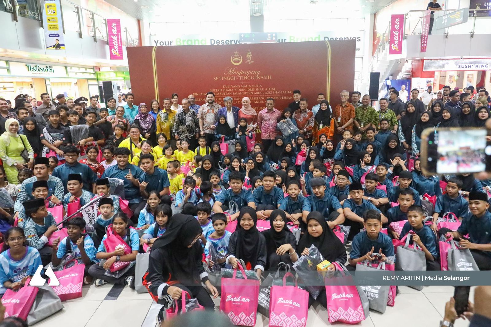 Sultan Sharafuddin takes orphans on flight