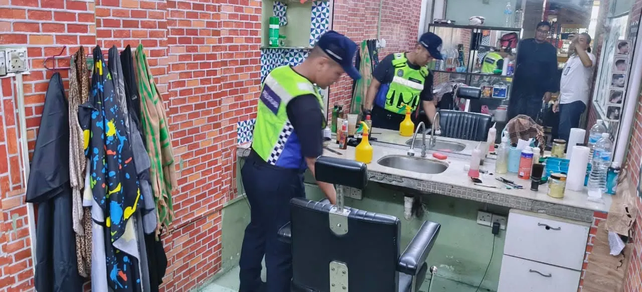 巴生两地取缔无照商家 多家店铺遭查封