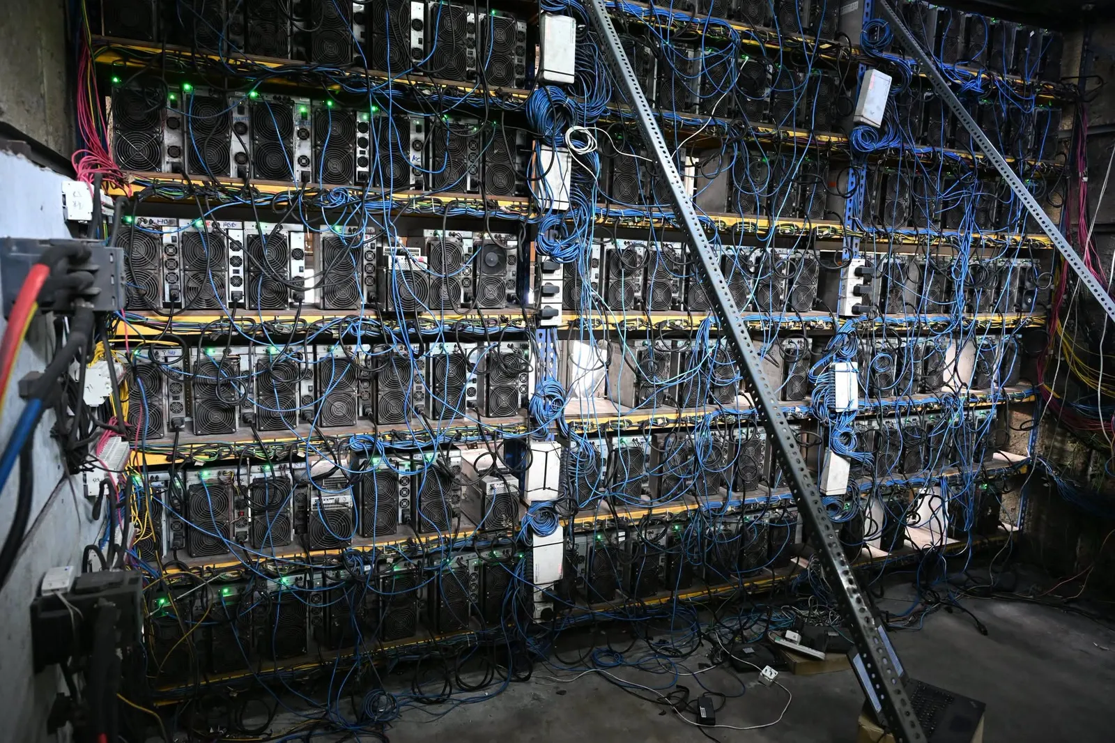 Tiga lokasi operasi Bitcoin di Bestari Jaya diserbu