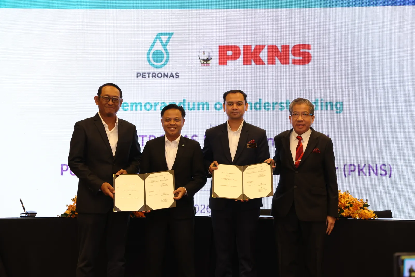 PKNS, PETRONAS Dagangan teroka kerjasama bangunkan stesen perkhidmatan