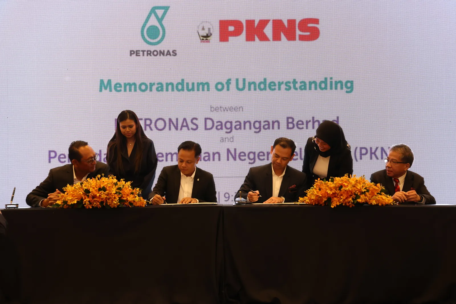 PKNS, PETRONAS Dagangan teroka kerjasama bangunkan stesen perkhidmatan