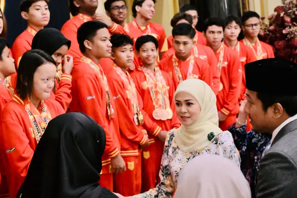 Tengku Permaisuri celebrates Selangor Para SUKMA champion swimmers