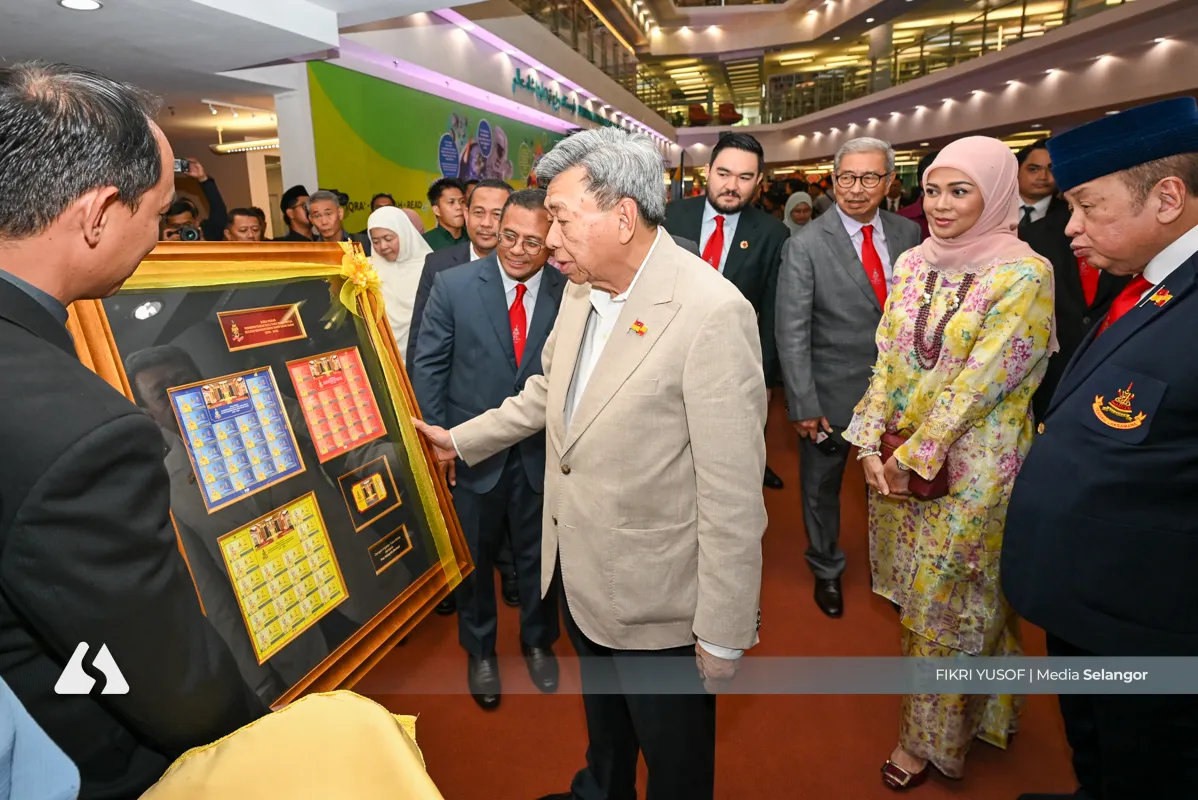 Sultan Selangor lancar buku, setem dan syiling khas sempena Jubli Perak
