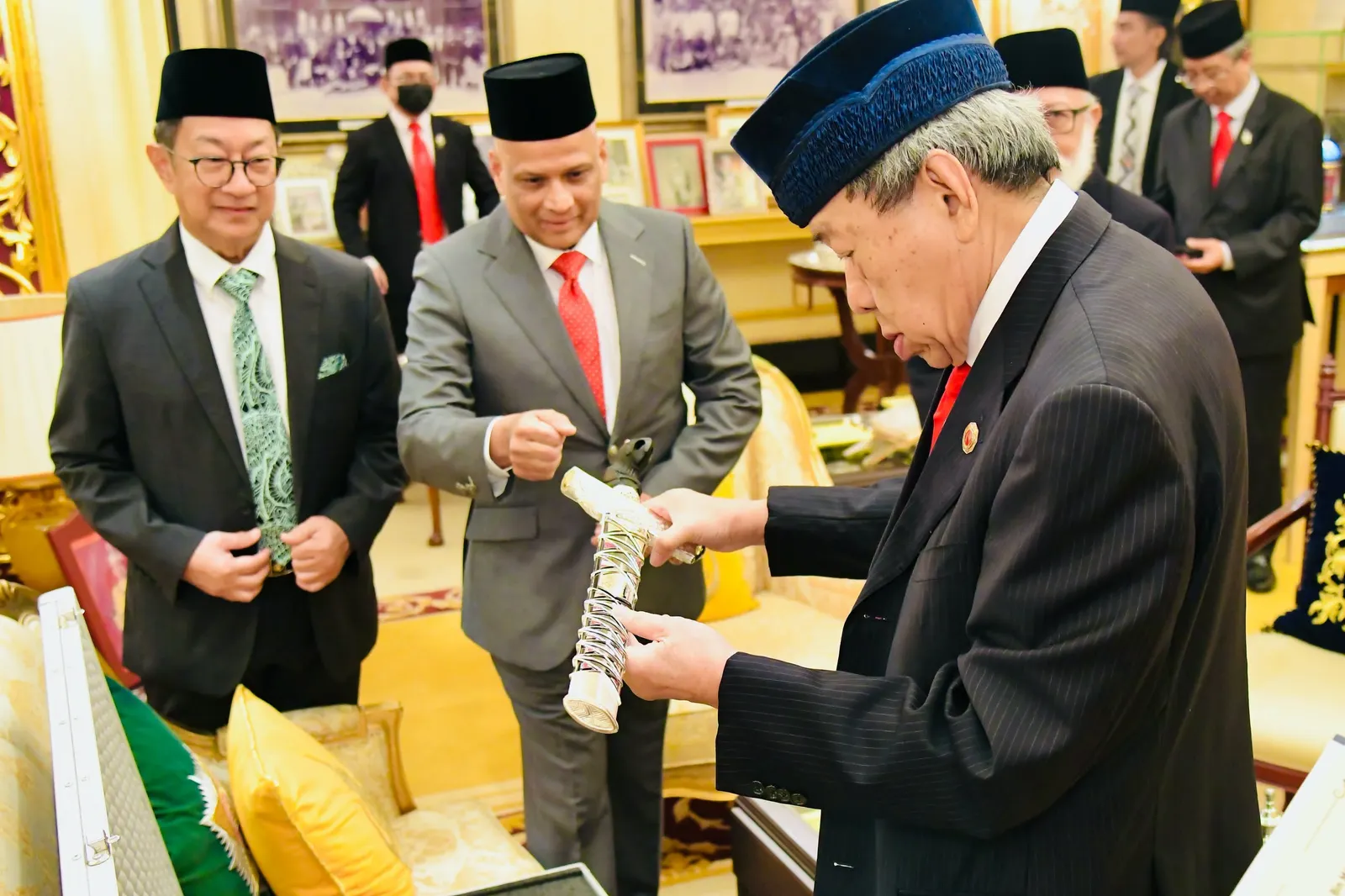 Selangor Ruler receives Silver Jubilee keris to mark 25-year reign